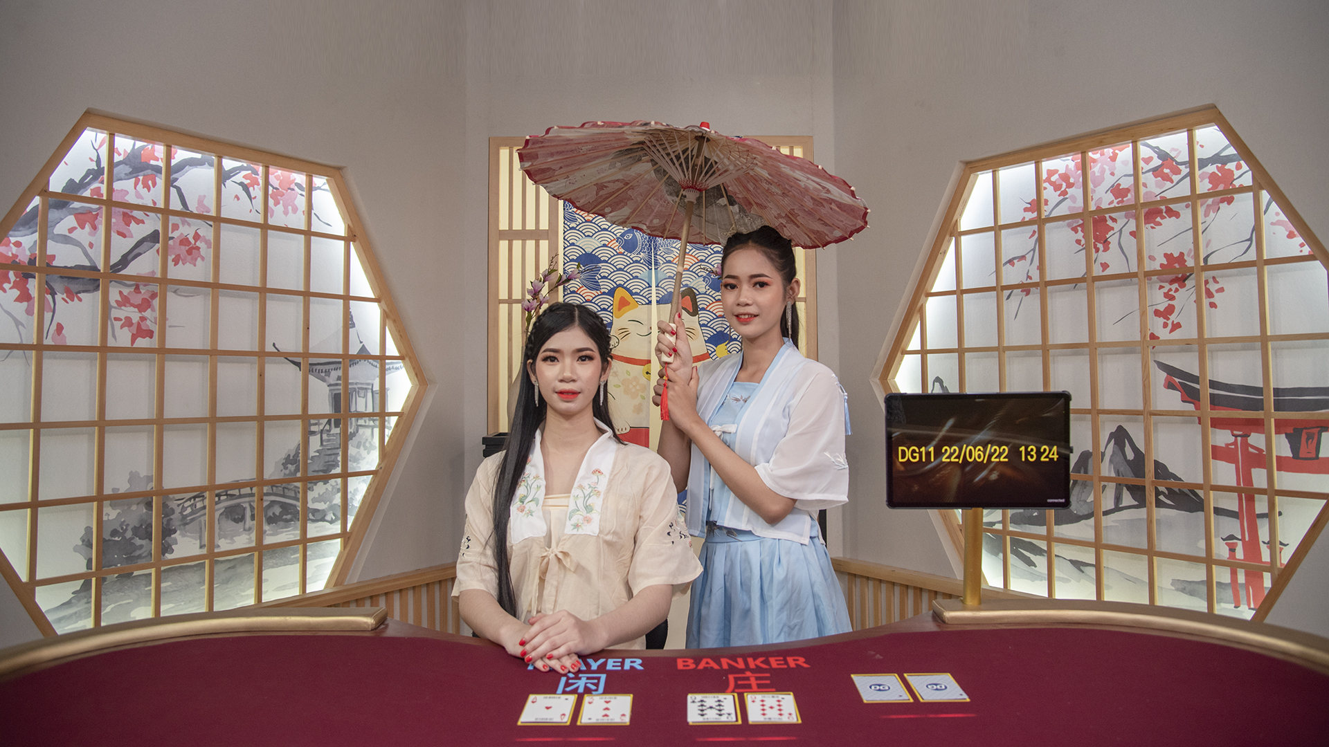 DG 主題廳：不同攝影棚各有佈景主題，右側桌台資訊板顯示桌台編號與時間，是查證當局紀錄的依據。